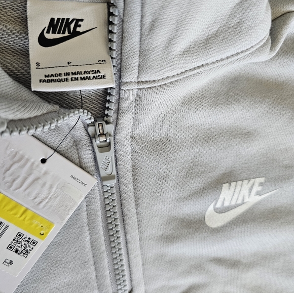 Nike girls sportswear sweater size S - Picture 3 of 3